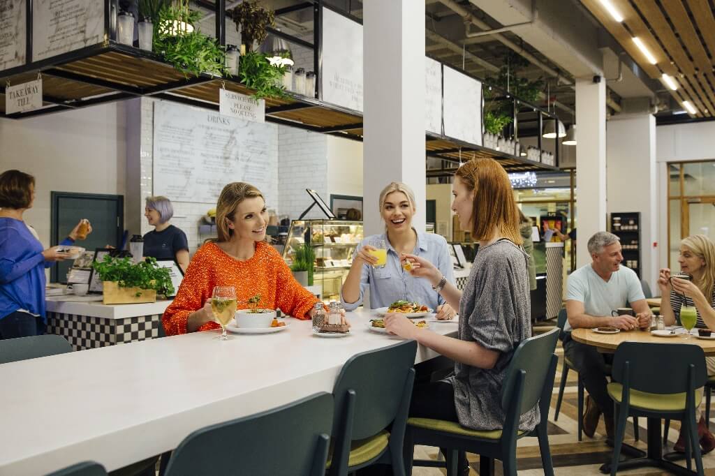 mujeres sentadas en una mesa